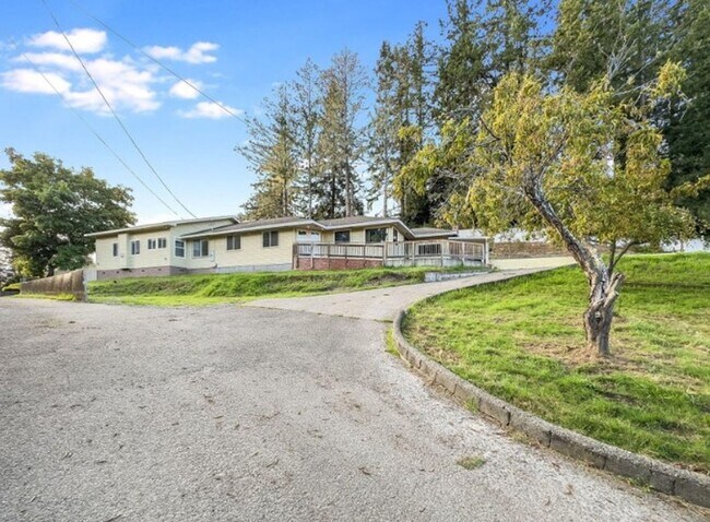 Foto del edificio - Spacious 4-Bedroom Home with Stunning Hill...