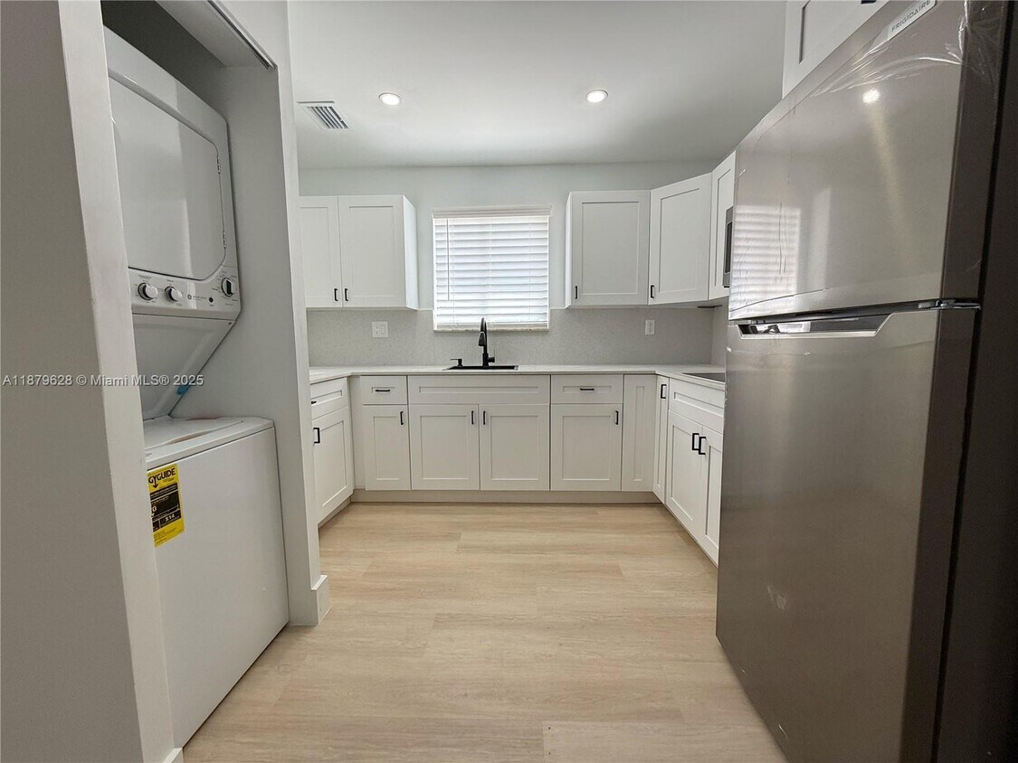 Foto principal - 3252 W 70th St