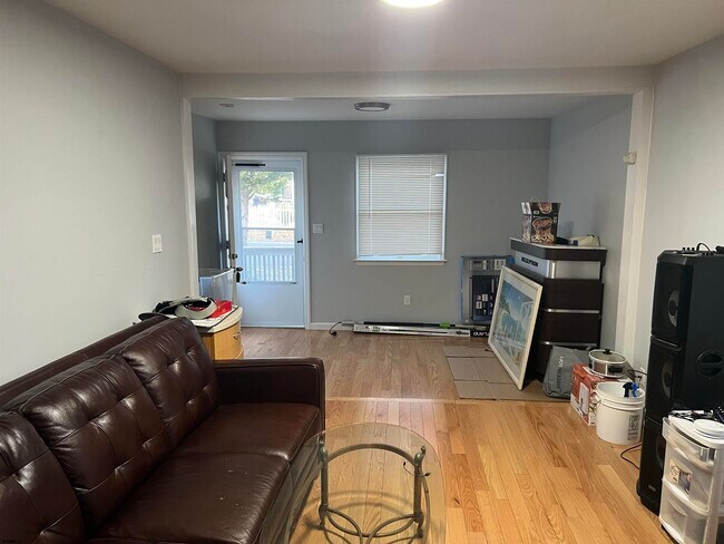 Building Photo - 37 Pineview Ave