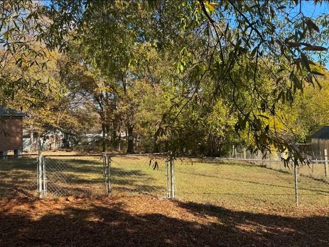 Building Photo - 305 Smith St