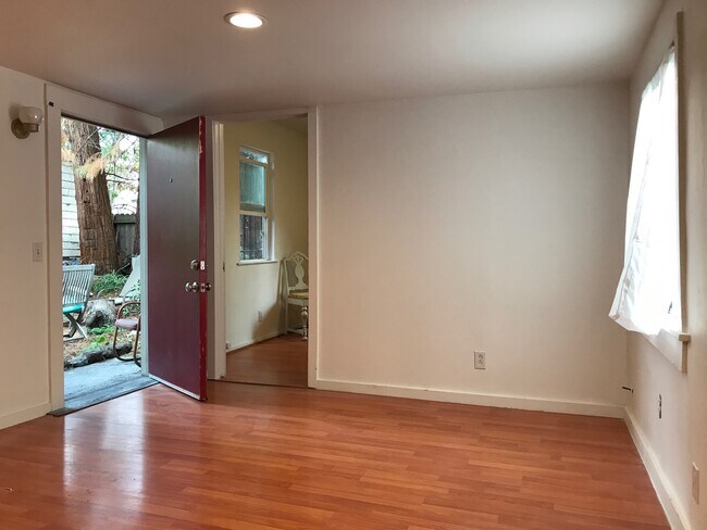 Photo - 825 57th St Apartments