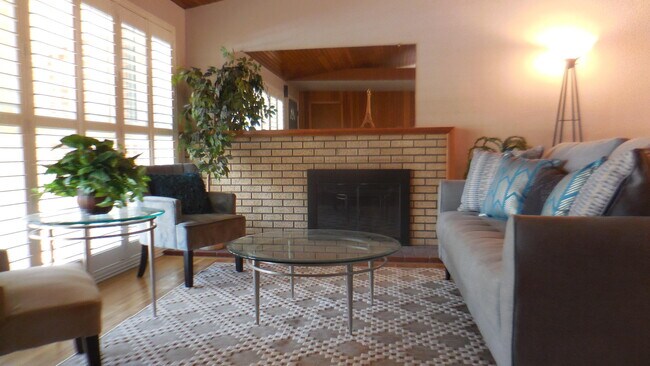 Building Photo - 2806 San Pedro Dr NE