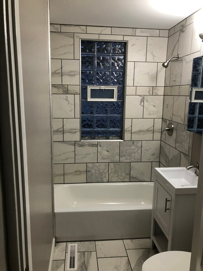 Bath room - 3529 N 25th St