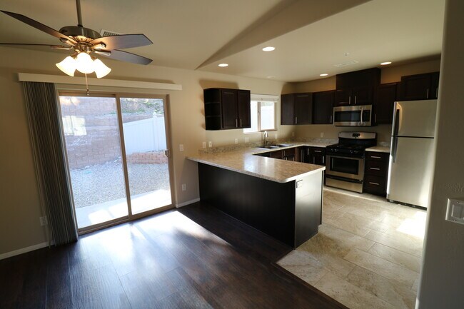 Foto del edificio - NO STAIRING! Single-Story Living!