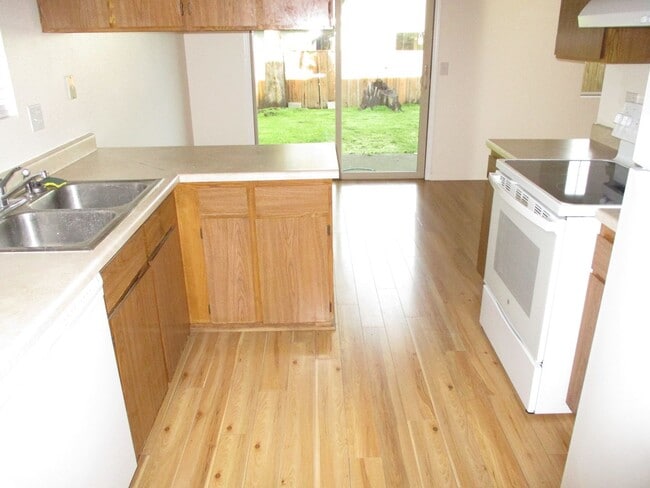 Building Photo - 120-1