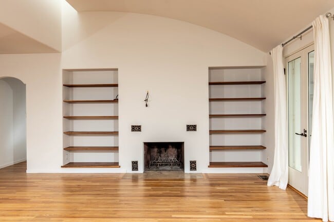 Foto del edificio - 1090 Devonshire Dr