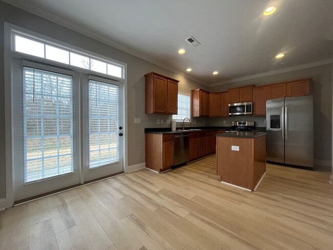 Building Photo - Expansive 3/3 Available Now!