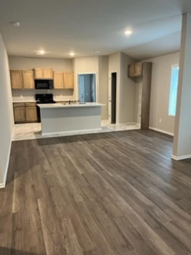 Building Photo - NEW HOME!