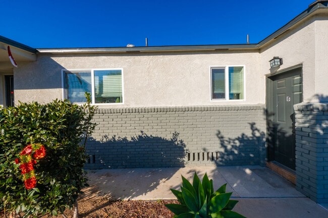 Building Photo - READY NOW!! 3BR/1BA - La Mesa Home (Shared...
