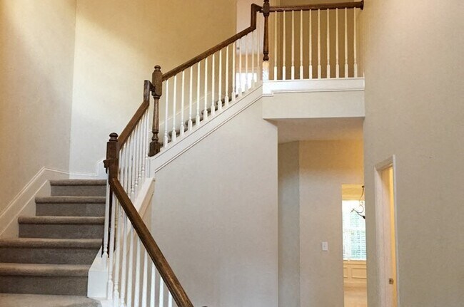 Building Photo - 6259 Cove Creek Dr