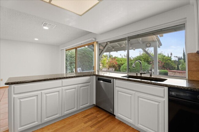 Foto del edificio - Updated 4-Bedroom with Pool and Bonus Loft...