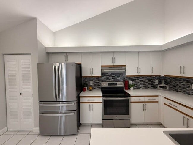 Building Photo - 1204 Timberlane Cir