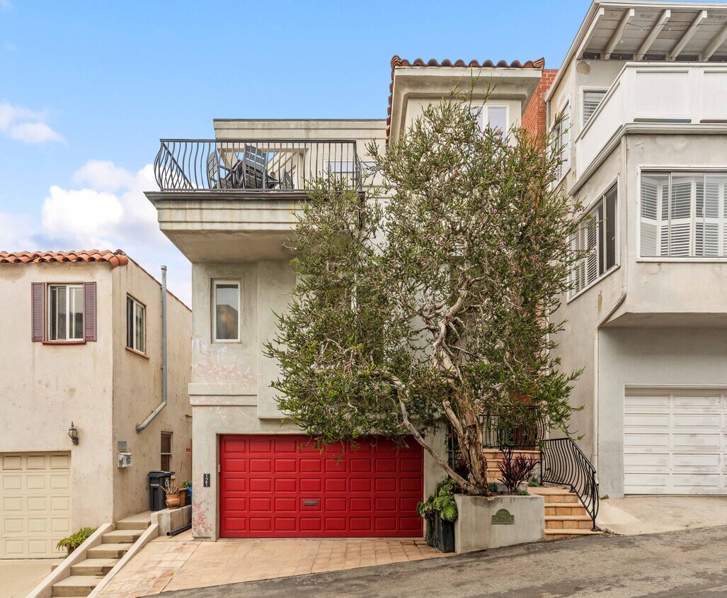 Primary Photo - 121 Marine Pl