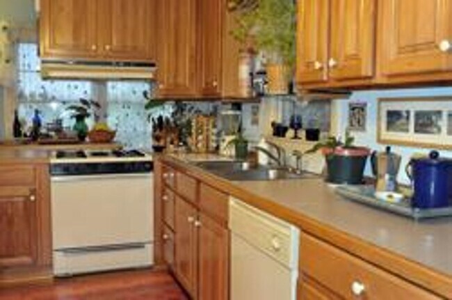 Foto del edificio - Unique 4 Bedroom with 2 Car Garage and out...