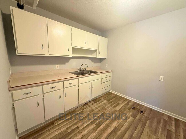 Building Photo - Charming 3BR, 1BA Available Now!
