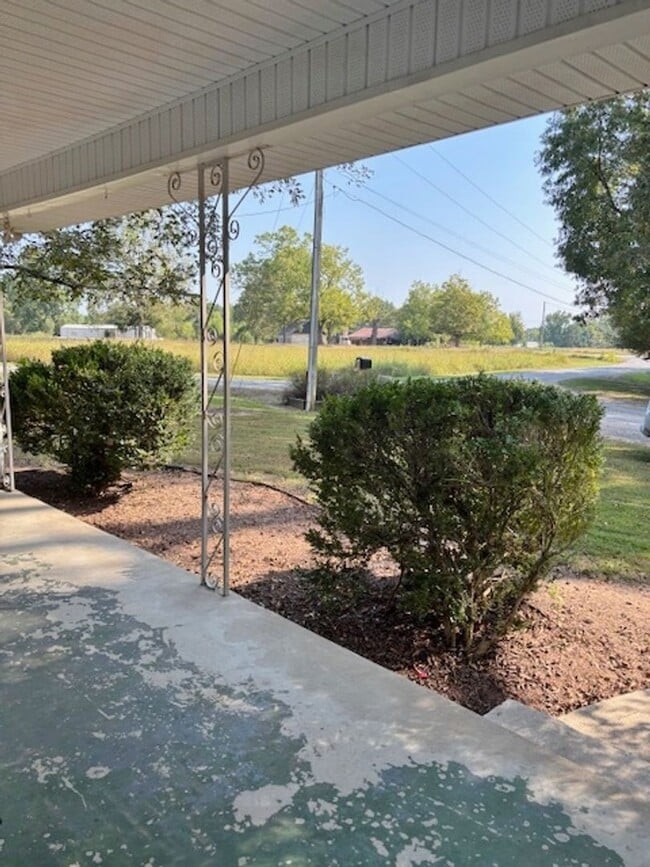 Building Photo - 3 Bedroom, 2 Bath home.