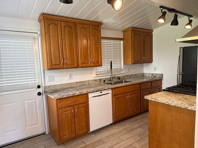 Building Photo - 2875 Euclid Ave