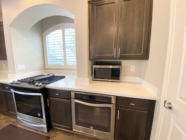 Foto del edificio - 5/BD 2.5/BA Modern Comfort Meets Function ...