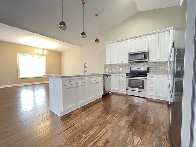 Building Photo - 855 Meadow Ln