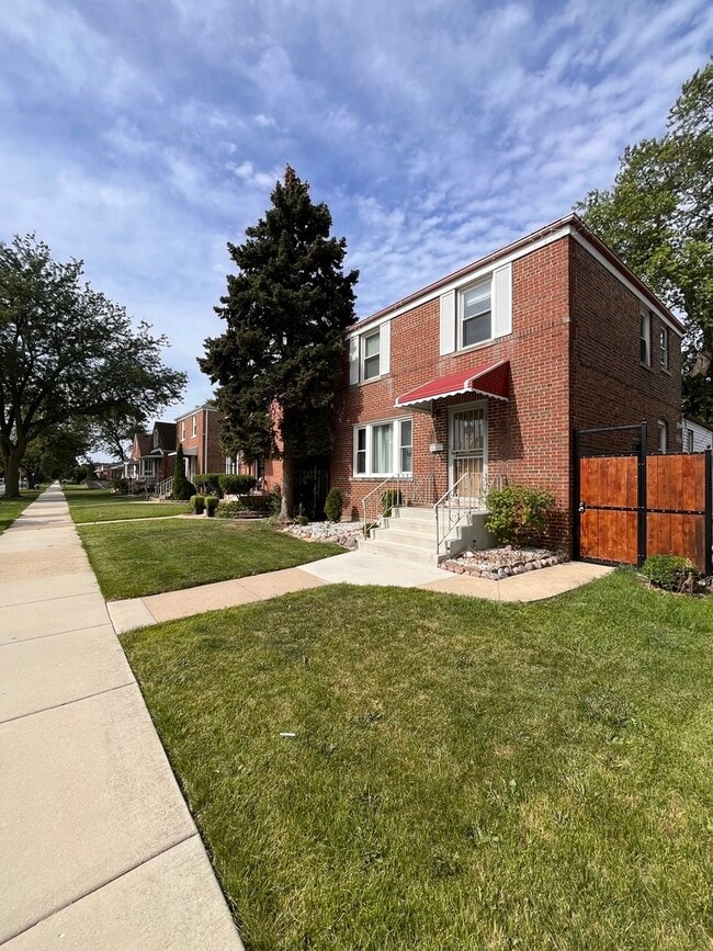 Building Photo - 5238 S Hamlin Ave