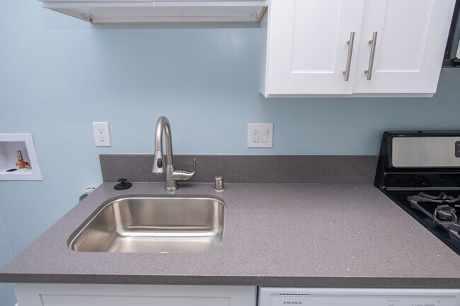 Foto del edificio - !!!!!Beautiful, Cozy Renovate Studio Apartment!!!!!