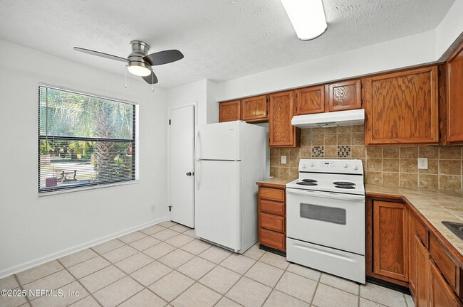 Building Photo - 1915 Main St