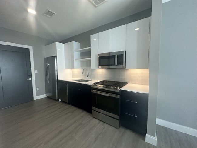 Building Photo - 656 Saratoga St