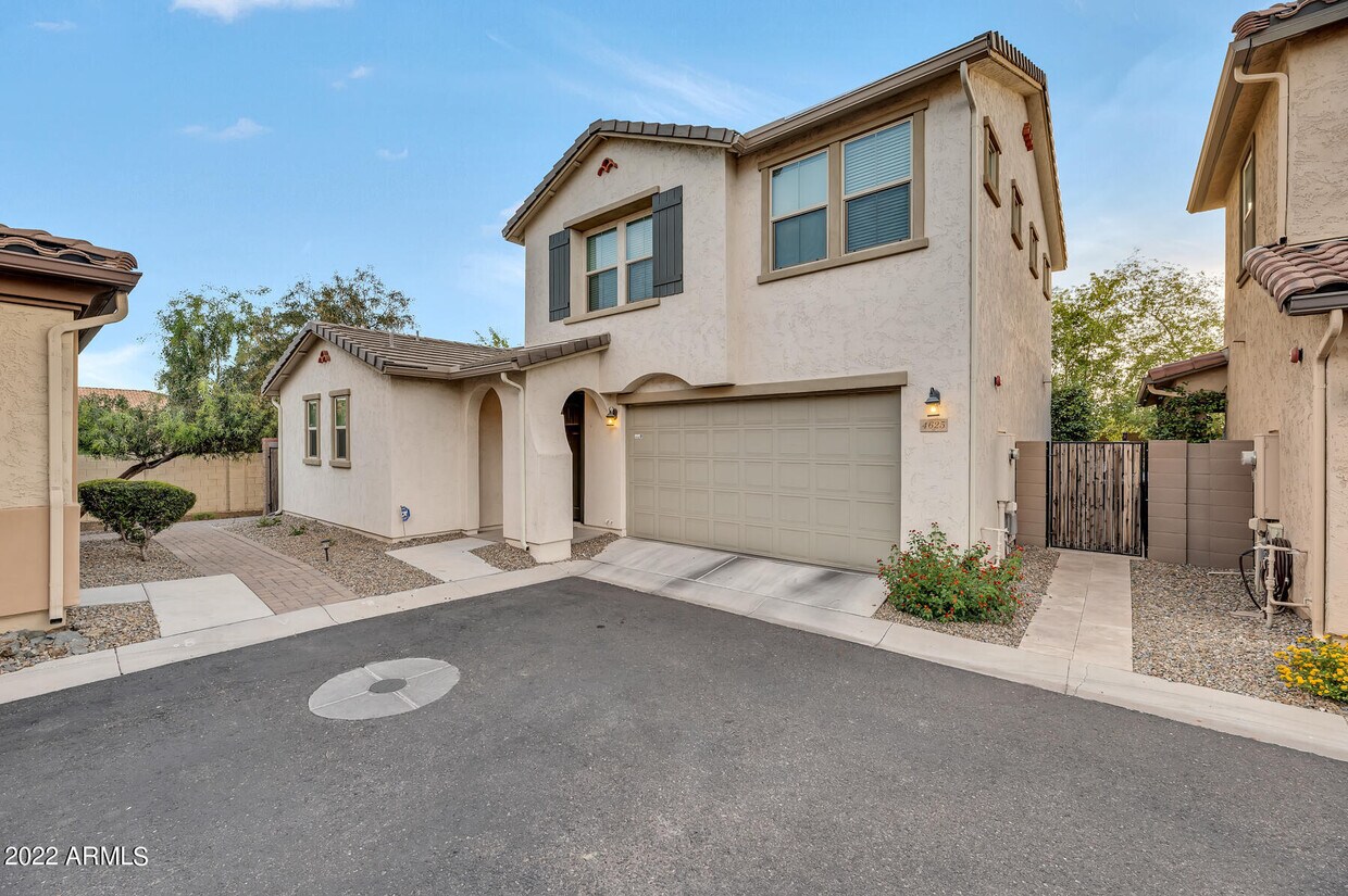 Primary Photo - 4625 E Beck Ln
