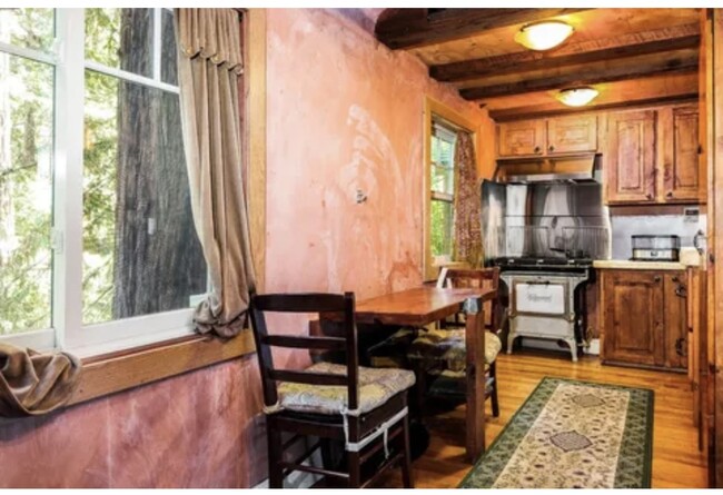 Dining area with kitchen - 525 Bethany Dr