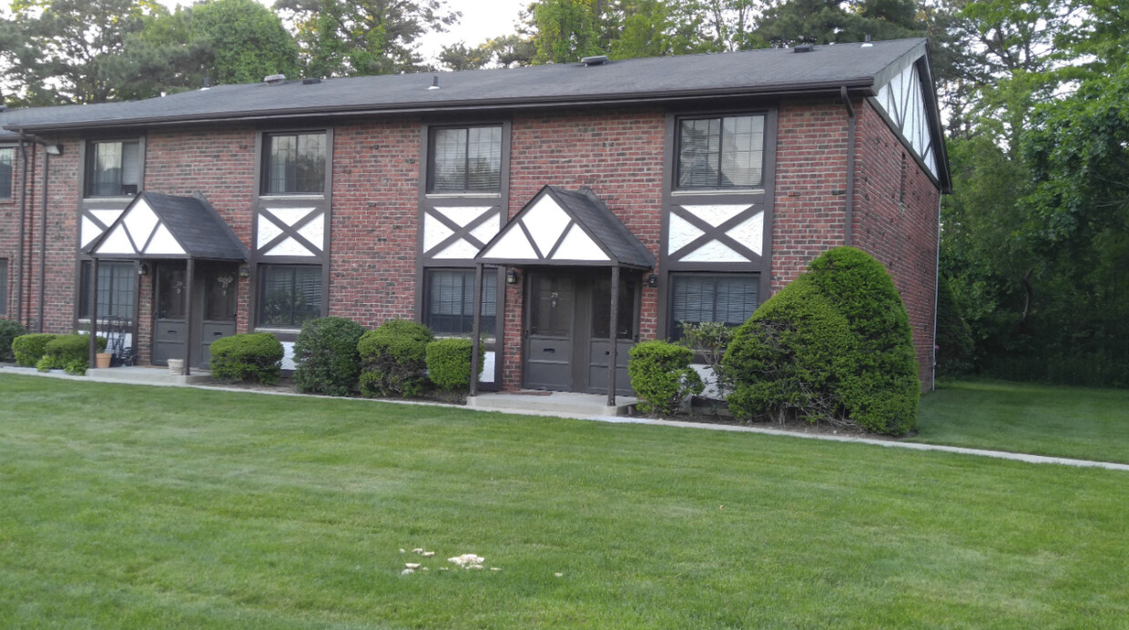 We’ll maintained landscaping/ plenty of parking - 87 Newbrook Ln