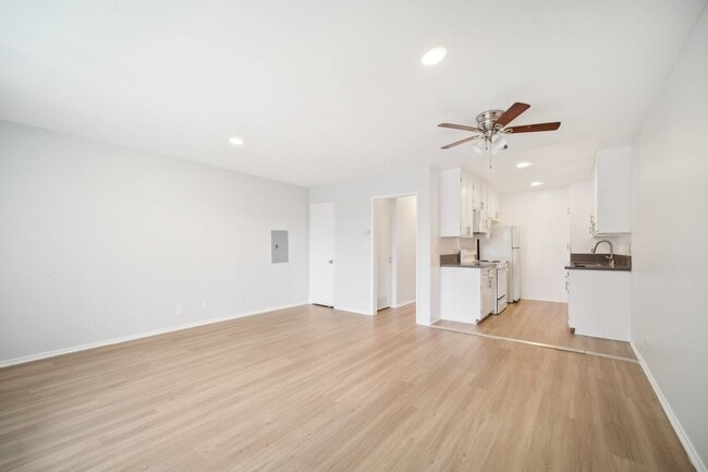 Interior Photo - 18411 Vincennes Street