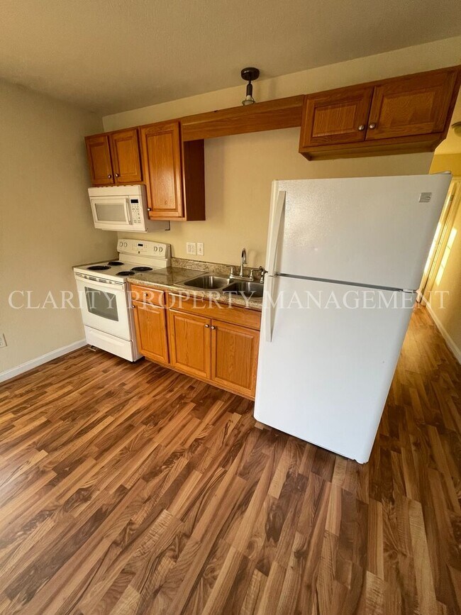 Building Photo - One bedroom duplex in Charleston!
