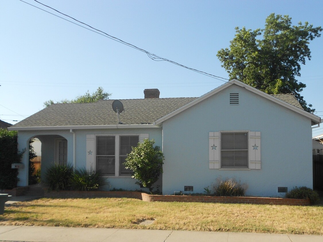 Foto principal - 2 bedroom 1 bath house in Yuba City