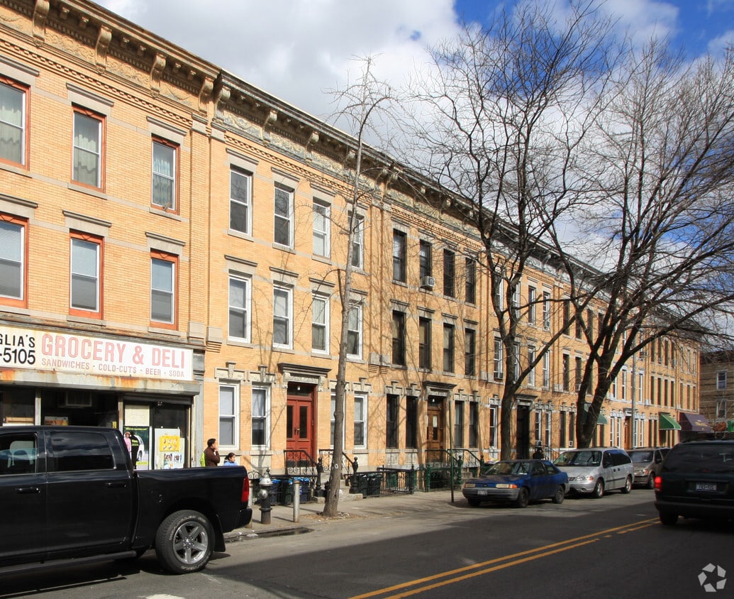 Building Photo - 957 Seneca Ave