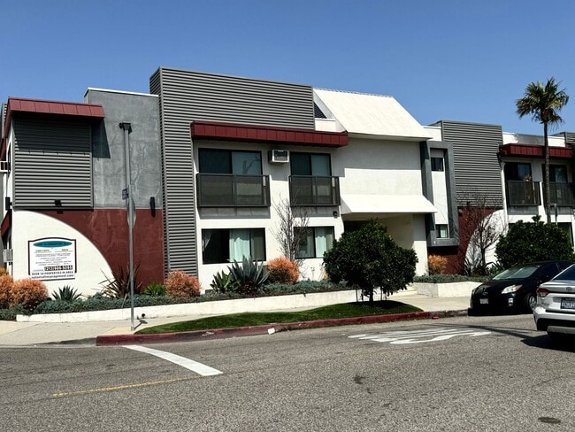 Building Photo - 3510 Clarington Ave Building Photo - 3510 Clarington Ave