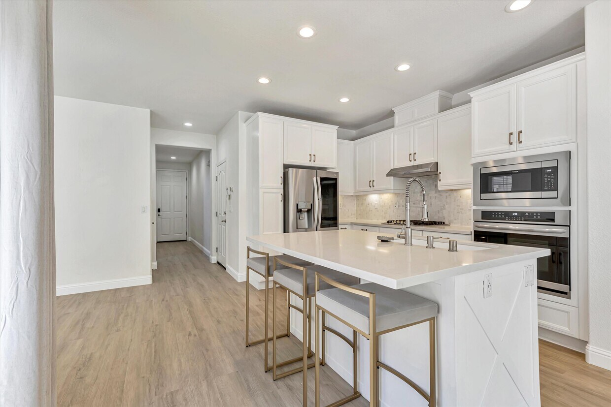 Primary Photo - 464 W Callado Ct