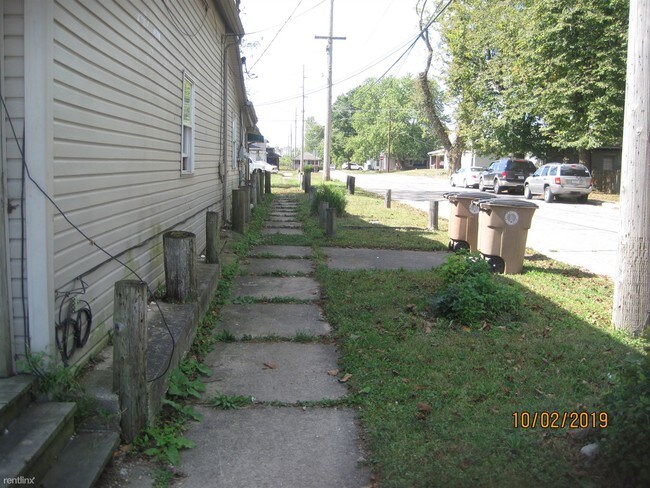Building Photo - Studio, 1 bath Triplex - The Condo's 563 N...