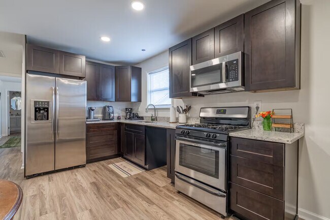 Foto del edificio - Room in Duplex on Washington St