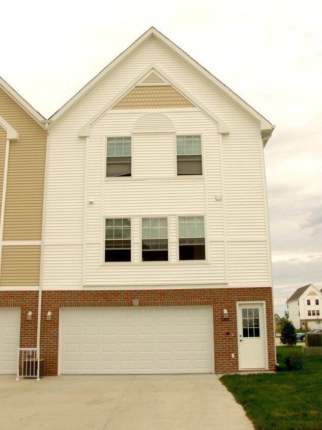 Primary Photo - 1203 SE Village View Ln
