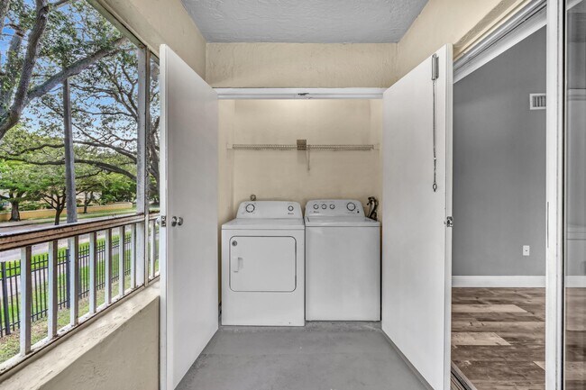 Foto del edificio - 2890 N Oakland Forest Dr