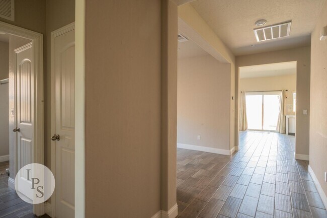 Foto del edificio - Clovis East Home, 2BR/2BA, Built 2019 in C...