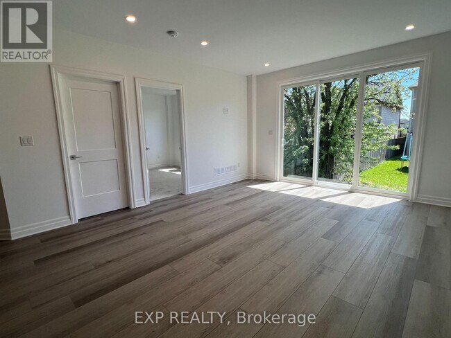 Photo du bâtiment - 7532 Splendour Dr