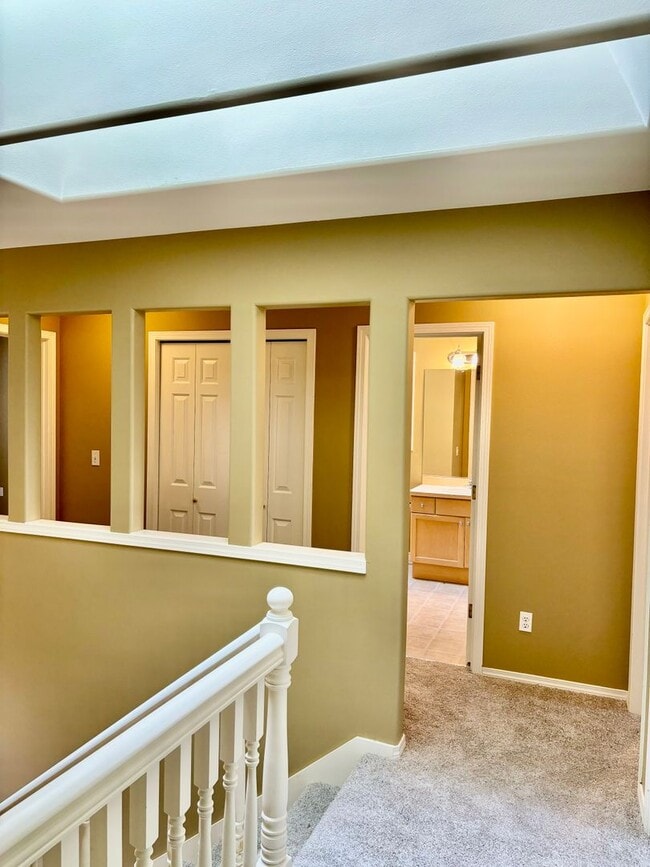 Building Photo - 4 Bed / 2.5 Bath Bellevue/Lake Sammamish s...