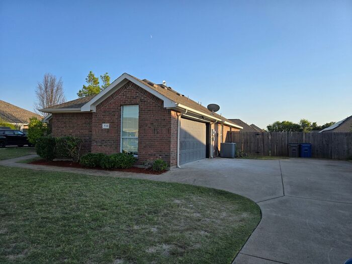 Foto principal - 710 Meadow Springs Dr