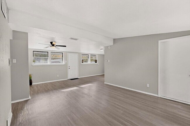 Foto del edificio - 534 Henderson Cir