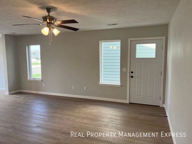 Foto del edificio - 3 Bedroom 1.5 Bathroom Townhome