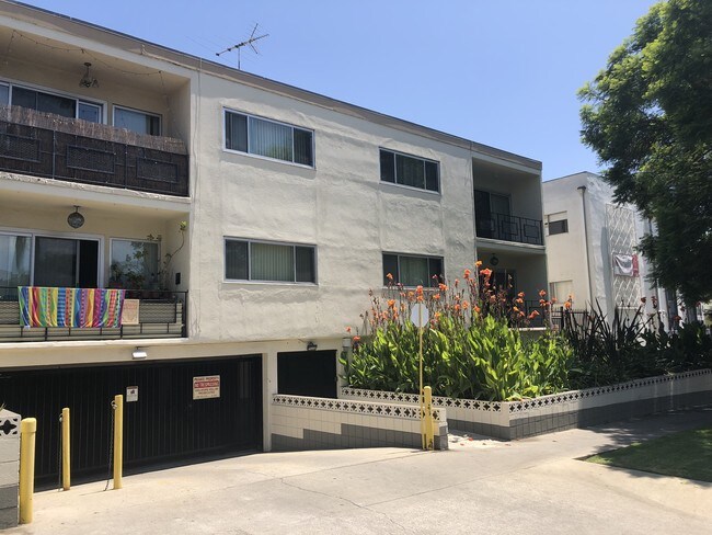 Ext. Edificio - 1320 N Poinsettia Pl