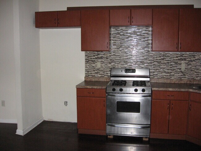 Foto del edificio - Gorgeous Front-Porch Row - Oak Lane