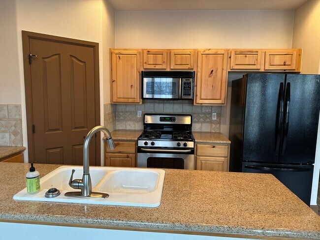 Building Photo - Willow Lake Loop Townhome