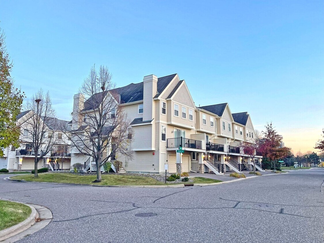 Primary Photo - 2 Large Bedrooms Plus Loft-Office in Like ...